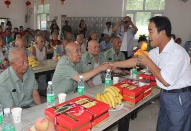 八一建軍節微量元素分析儀廠家走進老兵家關注老兵的身體健康 八一建軍節微量元素分析儀廠家走進老兵家關注老兵的身體健康